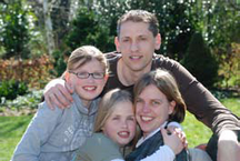 Jo-Ann Snel met haar twee kinderen en man